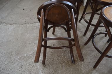 (L-686) Viinitoolid, taburetid, 4 tk komplektis