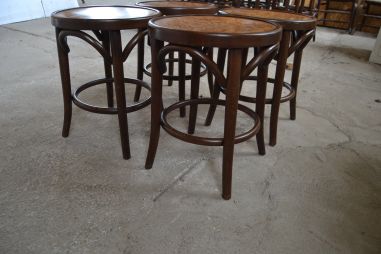 (L-686) Viinitoolid, taburetid, 4 tk komplektis