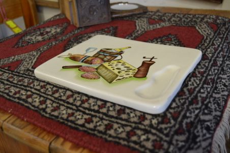 (n-7160)  Lõikelaud või juustualus, keraamika