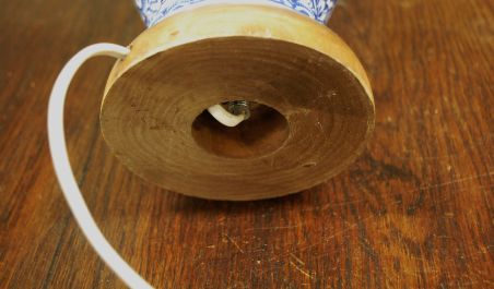 (n-7166) Veskiga suurem laualamp