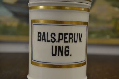 (n-7173) Portselanist  apteegitoos kaanega