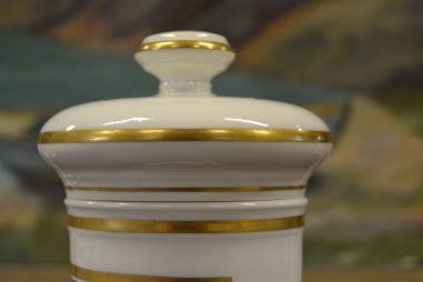 (n-7173) Portselanist  apteegitoos kaanega