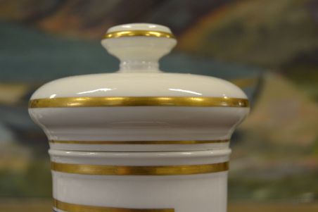 (n-7173) Portselanist  apteegitoos kaanega