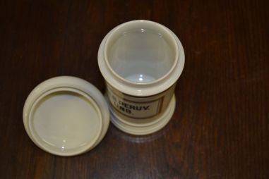 (n-7173) Portselanist  apteegitoos kaanega