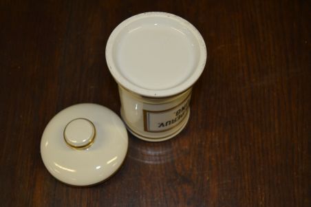 (n-7173) Portselanist  apteegitoos kaanega