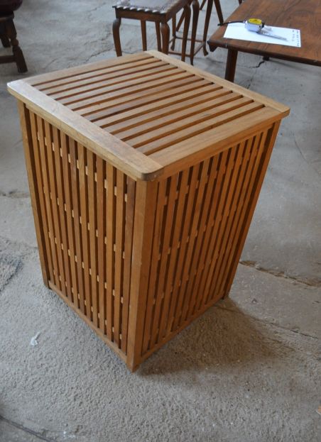 (n-7310) Puidust kast- pesukorv