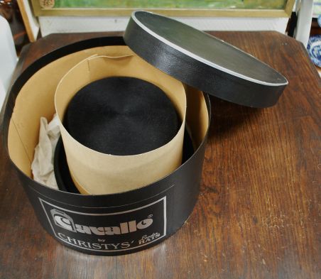 (n-7308) Cavallo by Christys, London Hats, must silinder nr 54 karbis