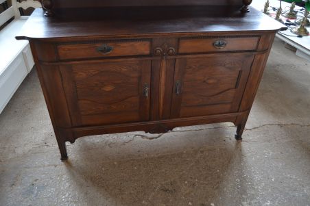 (n-7337) Suur võimas riiuliga kummut (n-7337) Suur võimas riiuliga kummut