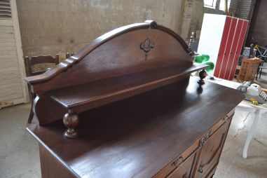 (n-7337) Suur võimas riiuliga kummut