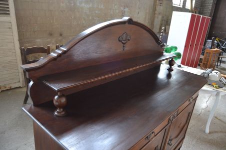 (n-7337) Suur võimas riiuliga kummut (n-7337) Suur võimas riiuliga kummut