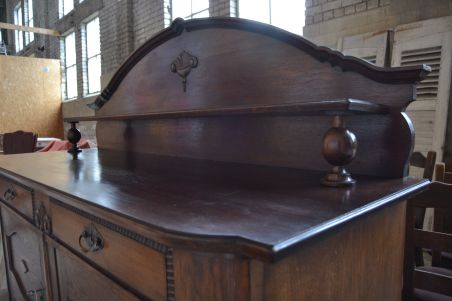 (n-7337) Suur võimas riiuliga kummut (n-7337) Suur võimas riiuliga kummut