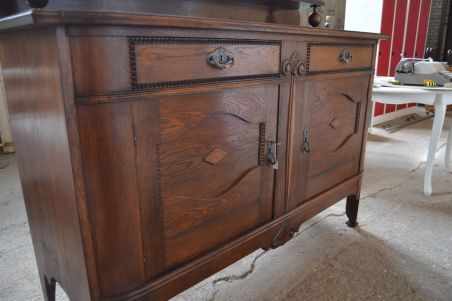 (n-7337) Suur võimas riiuliga kummut (n-7337) Suur võimas riiuliga kummut