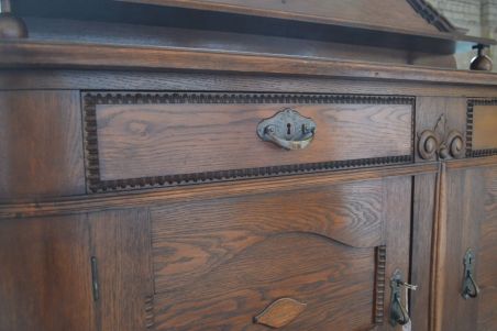 (n-7337) Suur võimas riiuliga kummut (n-7337) Suur võimas riiuliga kummut