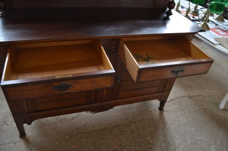 (n-7337) Suur võimas riiuliga kummut (n-7337) Suur võimas riiuliga kummut