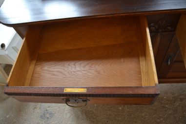 (n-7337) Suur võimas riiuliga kummut