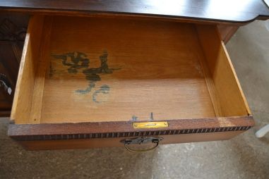 (n-7337) Suur võimas riiuliga kummut