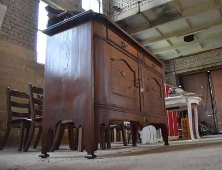 (n-7337) Suur võimas riiuliga kummut (n-7337) Suur võimas riiuliga kummut