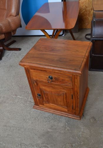 (n-7338) Väiksem kummut, öökapp