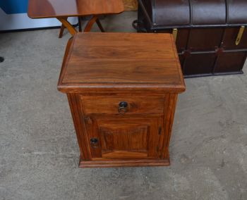 (n-7338) Väiksem kummut, öökapp 2