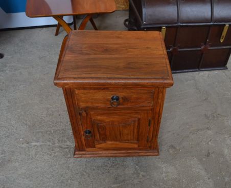 (n-7338) Väiksem kummut, öökapp (n-7338) Väiksem kummut, öökapp