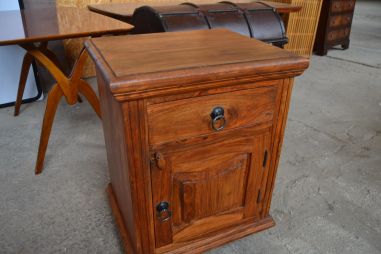 (n-7338) Väiksem kummut, öökapp