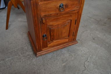 (n-7338) Väiksem kummut, öökapp