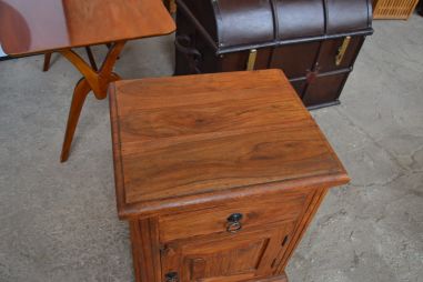 (n-7338) Väiksem kummut, öökapp