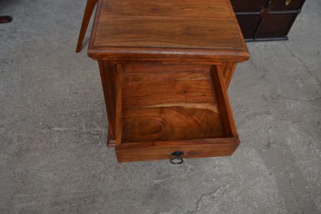 (n-7338) Väiksem kummut, öökapp (n-7338) Väiksem kummut, öökapp