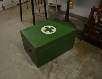 (n-7351) Vana meditsiinitarvete kast