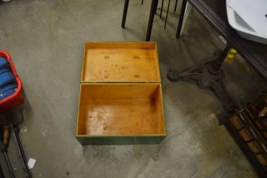 (n-7351) Vana meditsiinitarvete kast