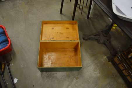 (n-7351) Vana meditsiinitarvete kast (n-7351) Vana meditsiinitarvete kast