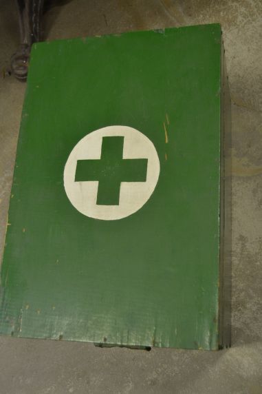 (n-7351) Vana meditsiinitarvete kast