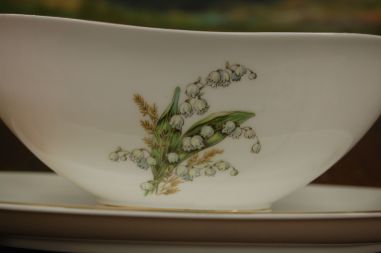 (n-7347/9) Selb Bavaria Krautheim, Liljekonval piibelehtedega kastmenõu