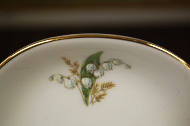 (n-7347/9) Selb Bavaria Krautheim, Liljekonval piibelehtedega kastmenõu