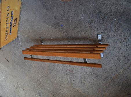 (L-709) Retro seinariiul, mütsiriiul