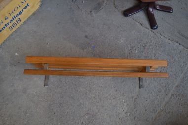 (L-709) Retro seinariiul, mütsiriiul