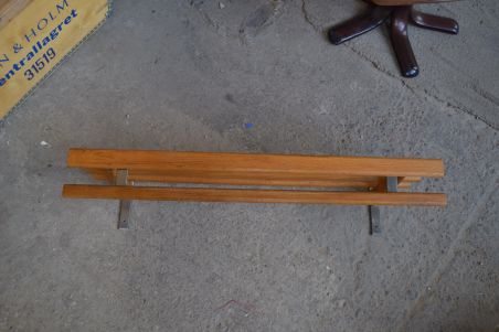 (L-709) Retro seinariiul, mütsiriiul