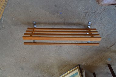 (L-709) Retro seinariiul, mütsiriiul