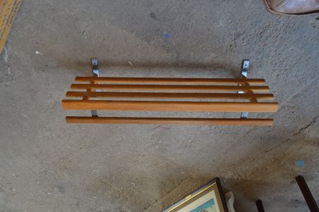 (L-709) Retro seinariiul, mütsiriiul