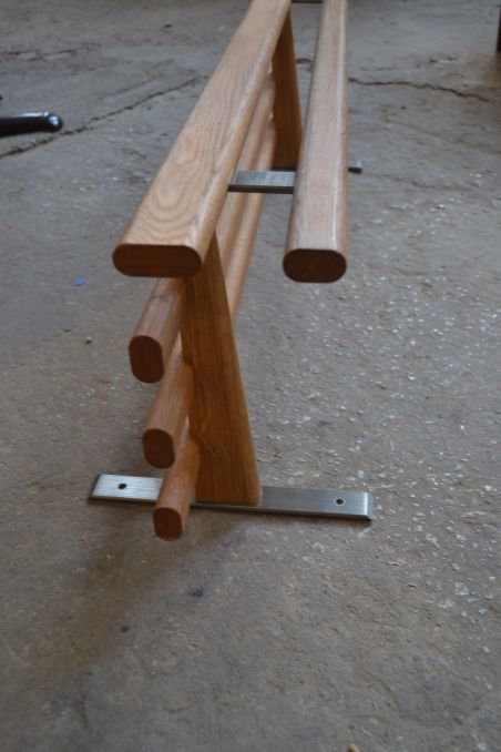 (L-709) Retro seinariiul, mütsiriiul