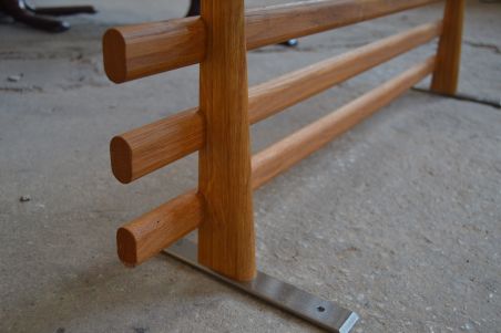 (L-709) Retro seinariiul, mütsiriiul