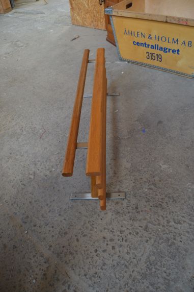 (L-709) Retro seinariiul, mütsiriiul