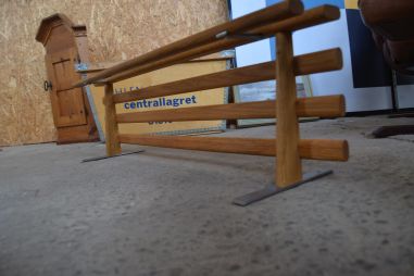 (L-709) Retro seinariiul, mütsiriiul