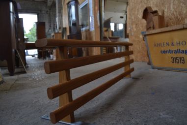 (L-709) Retro seinariiul, mütsiriiul