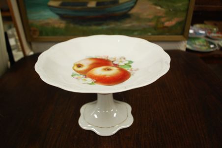 (n-7402) KPM, kõrgel jalal puuviljadega vaagen