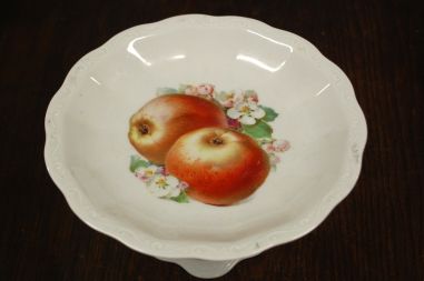 (n-7402) KPM, kõrgel jalal puuviljadega vaagen