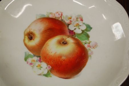 (n-7402) KPM, kõrgel jalal puuviljadega vaagen