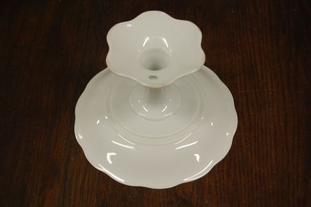 (n-7402) KPM, kõrgel jalal puuviljadega vaagen