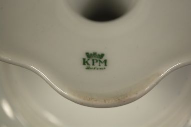 (n-7402) KPM, kõrgel jalal puuviljadega vaagen