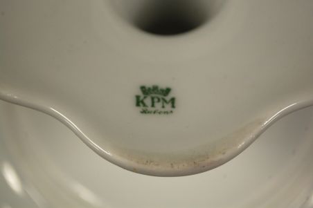 (n-7402) KPM, kõrgel jalal puuviljadega vaagen